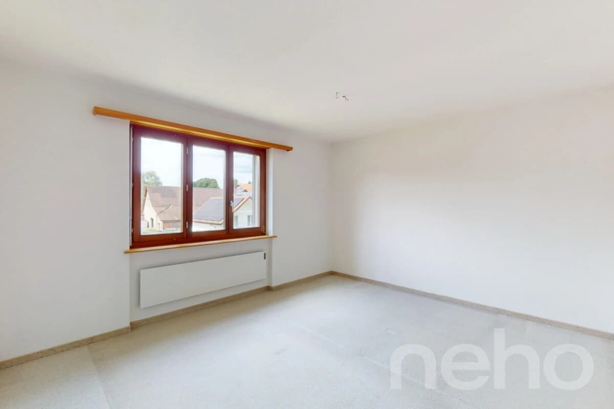 Helle 4.5-Zi.-Wohnung mit Aussicht, Cheminée und zwei Parkplätzen