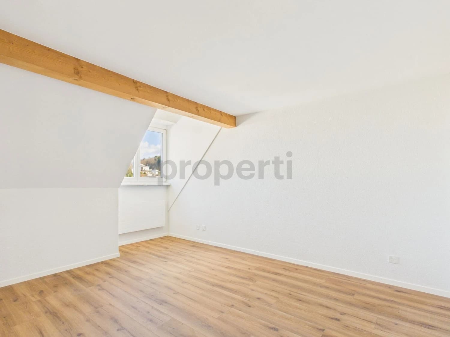 Charmante 4-Zimmer-Maisonette-Wohnung mit Dachgeschoss-Charme in Feuerthalen