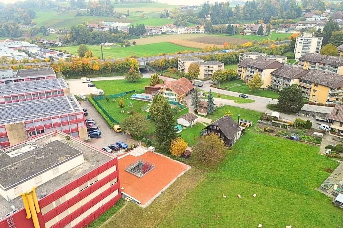 Atriumgebäude mit 220 m² Wohn- und 270 m² Gewerbefläche in Thörishaus (Neuenegg BE) - vielseitig nutzbar