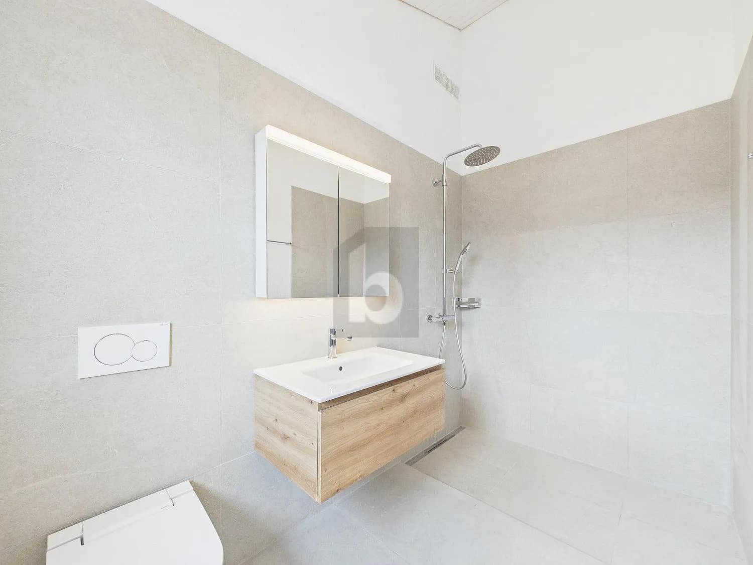 GROSSZÜGIG, HOCHWERTIG & RUHIG GELEGEN (D)