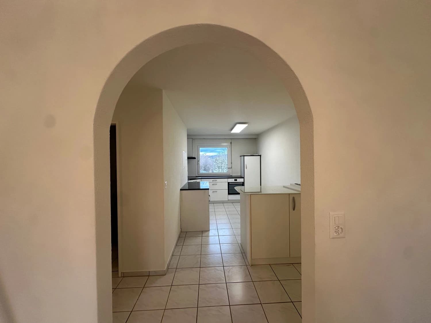 Steuergünstige und helle 3.5-Zimmer Wohnung mit Balkon und freiem Blick ins Grüne in Däniken