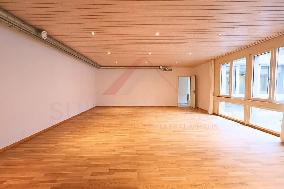 Atriumgebäude mit 220 m² Wohn- und 270 m² Gewerbefläche in Thörishaus (Neuenegg BE) - vielseitig nutzbar