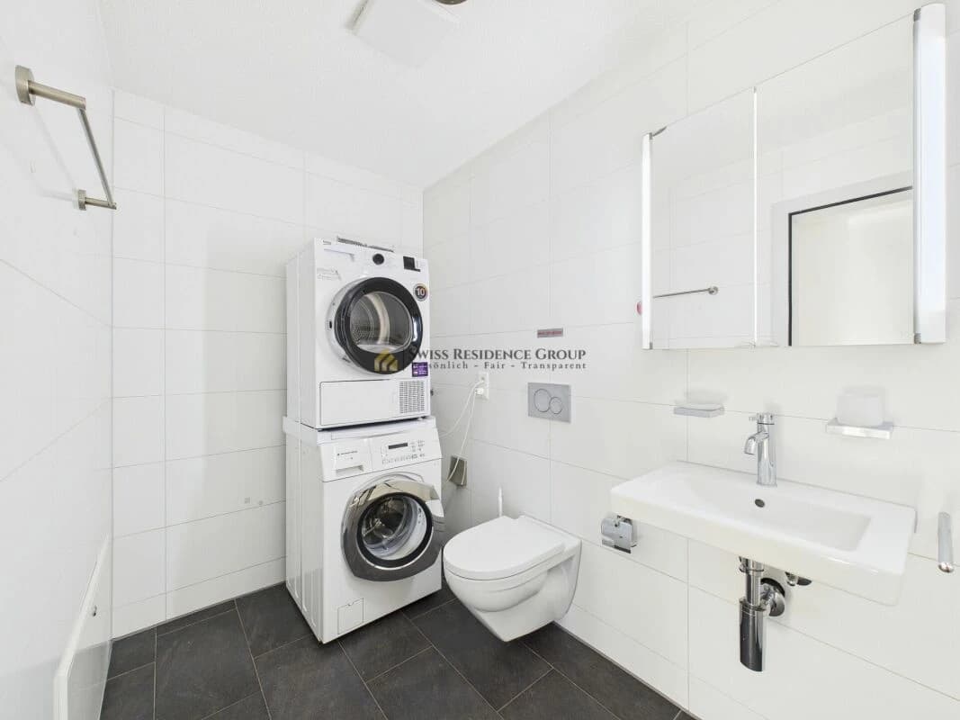 Moderne Wohnung mit Aussicht und Sonnenstrahlen