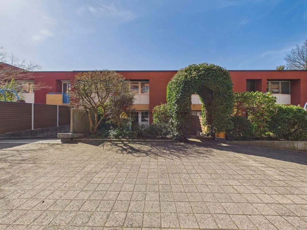 Sonniges 7.5-Zimmer Reihen-Einfamilienhaus mit Garten, Balkon und Bergsicht