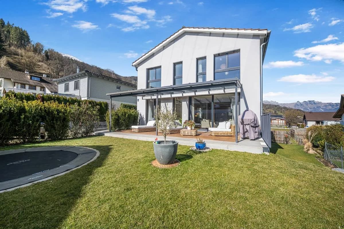 RAFFINIERT UND MODERN: FREISTEHENDES EINFAMILIENHAUS AN RUHIGER LAGE