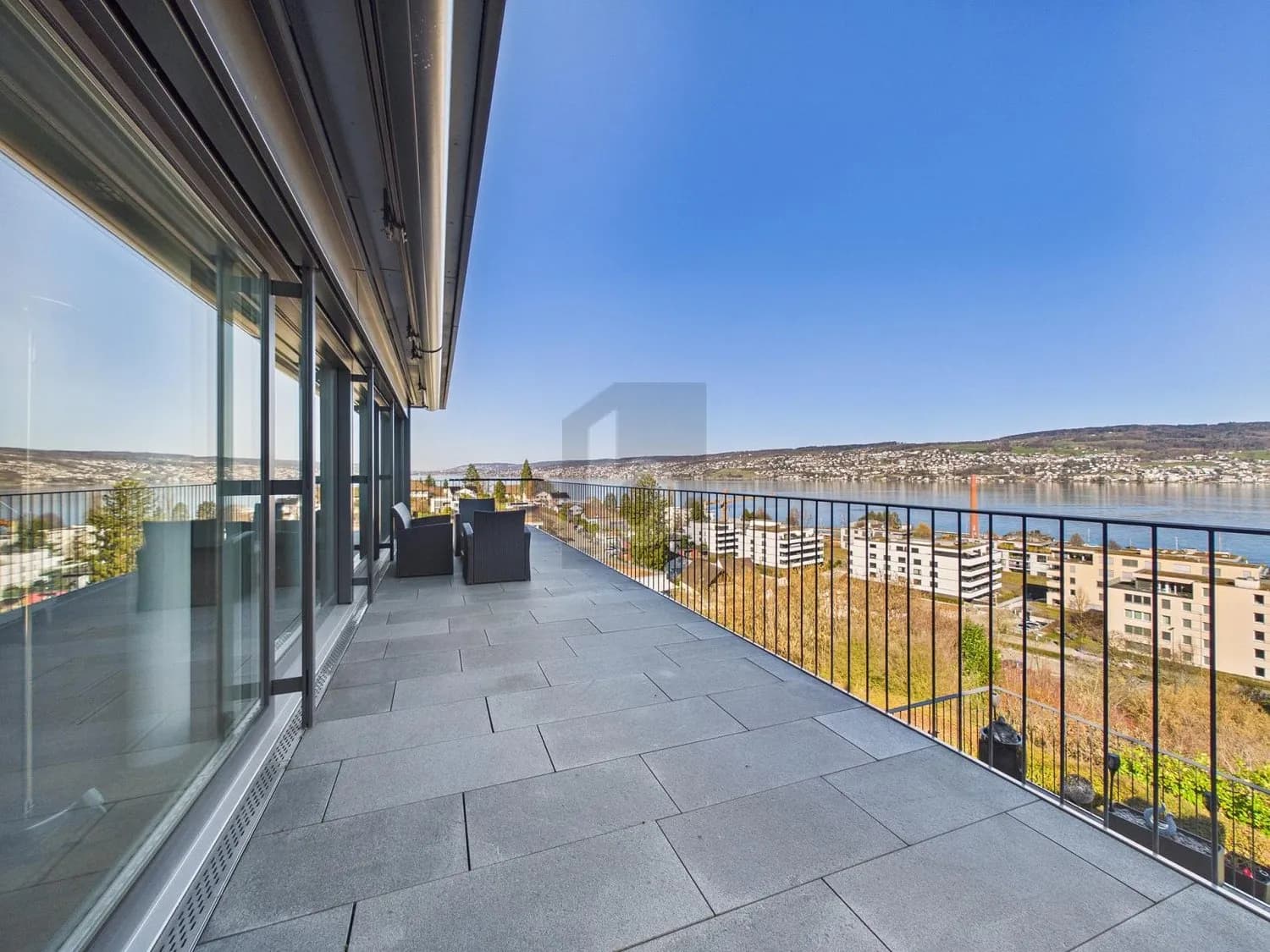 EXKLUSIV MIT 180°-PANORAMABLICK AUF DEN ZÜRICHSEE