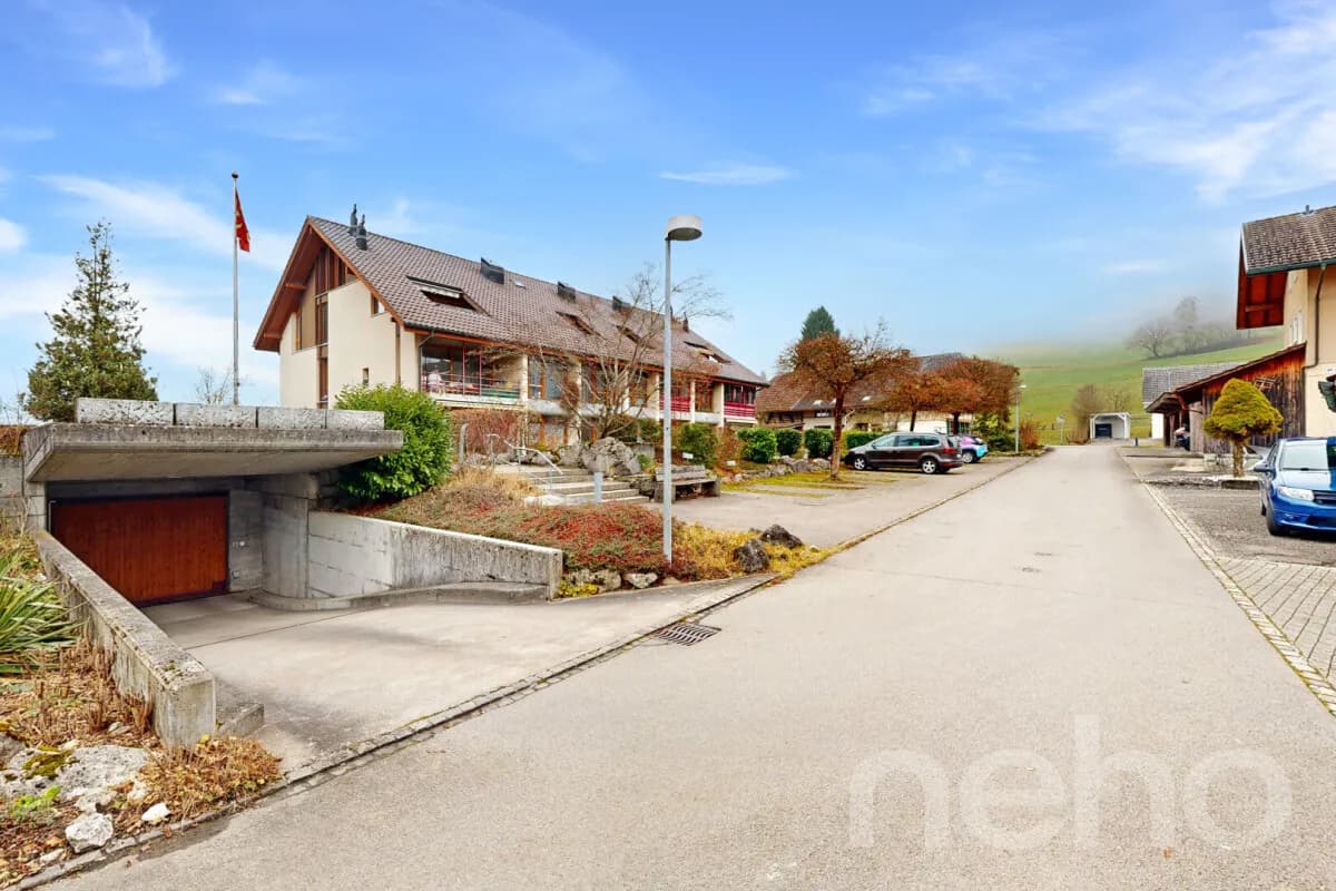 Helle 4.5-Zimmerwohnung mit Cheminée, Balkon, Grünblick. Nähe Thun.
