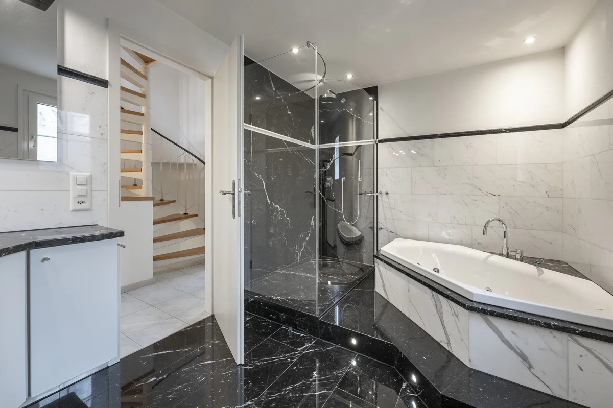 4.5-Zimmer Einfamilienhaus mit zwei Einzelgaragen