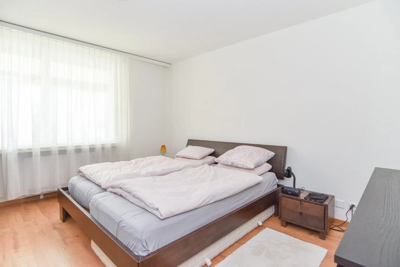 Renovierte Parterre-Wohnung mit Wintergarten und Gartenanteil