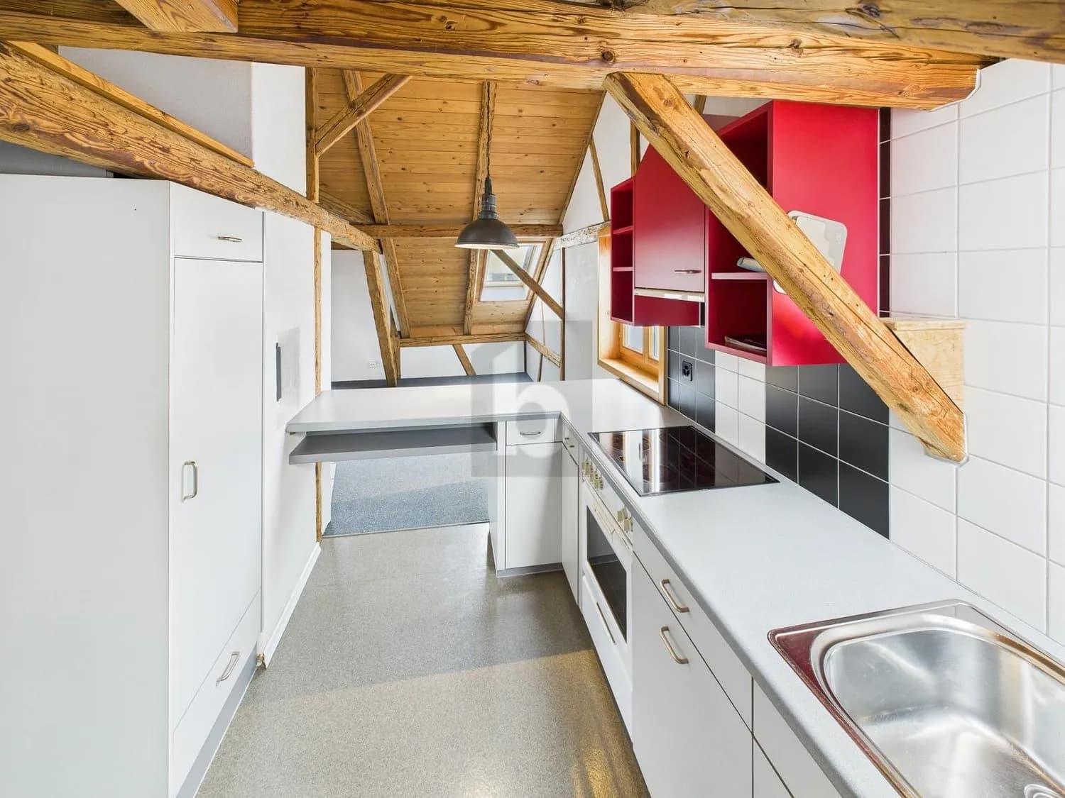 LICHTDURCHFLUTET MIT HOHEN DECKEN