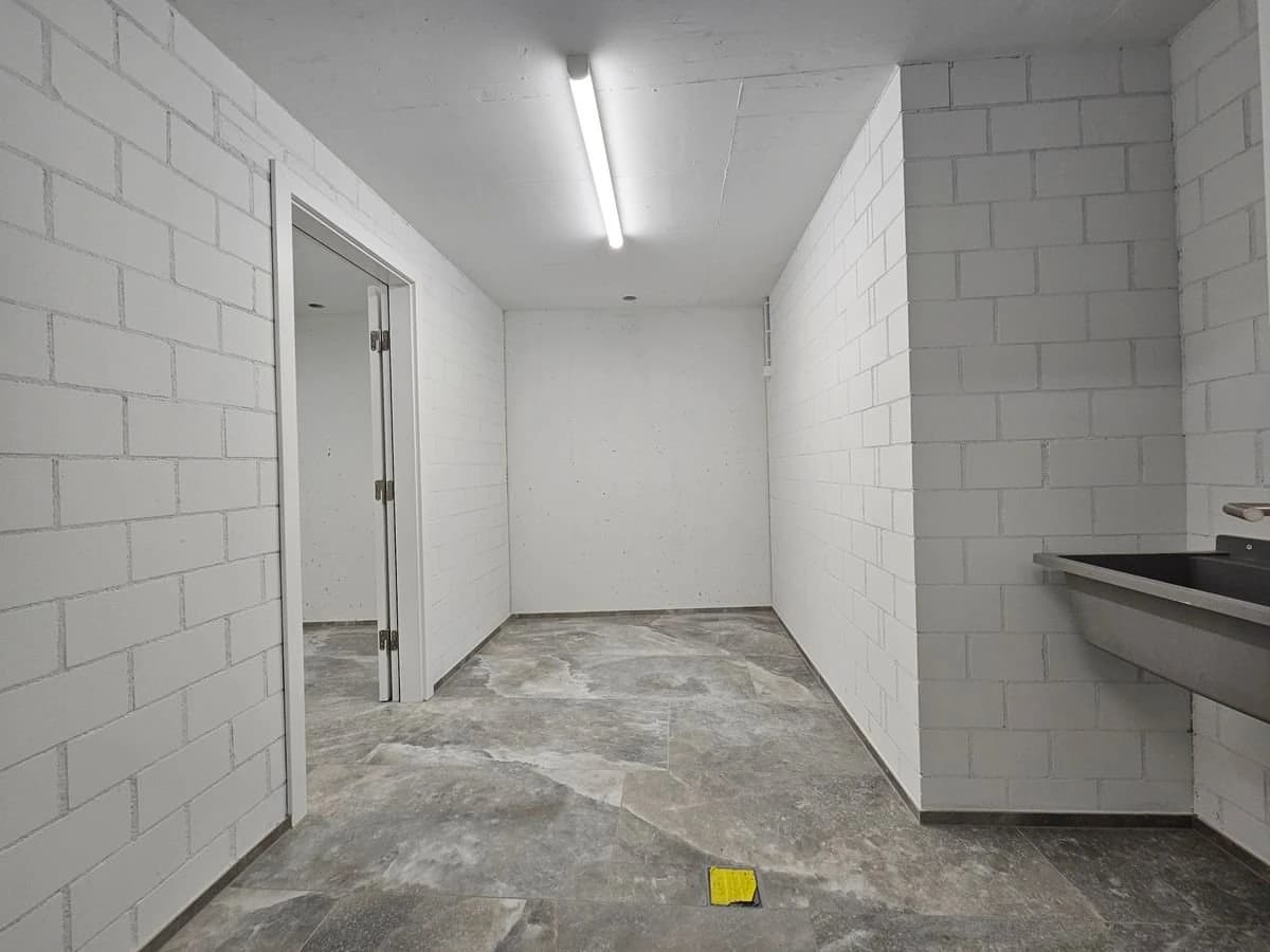 NEUBAU AN TOPLAGE MIT GROSSZÜGIGEM SITZPLATZ (40 M²) SOWIE EIGENER WASCHKÜCHE UND KELLER (17,4 M²). DIE WOHNUNG KANN AUF WUNSCH AUCH MÖBLIERT GEMIETET WERDEN.