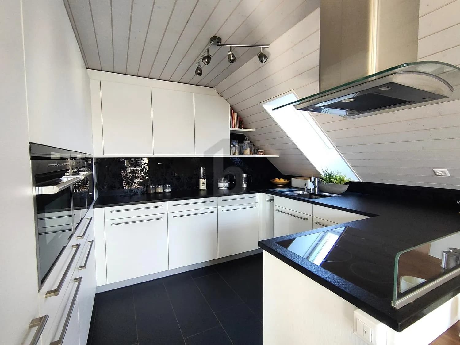 PREISHIT ! RUHIG GELEGEN, DREI BADEZIMMER, TOP-AUSBAU