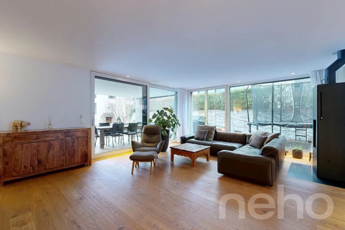 Modernes Einfamilien-Eckhaus mit sonnigem Garten