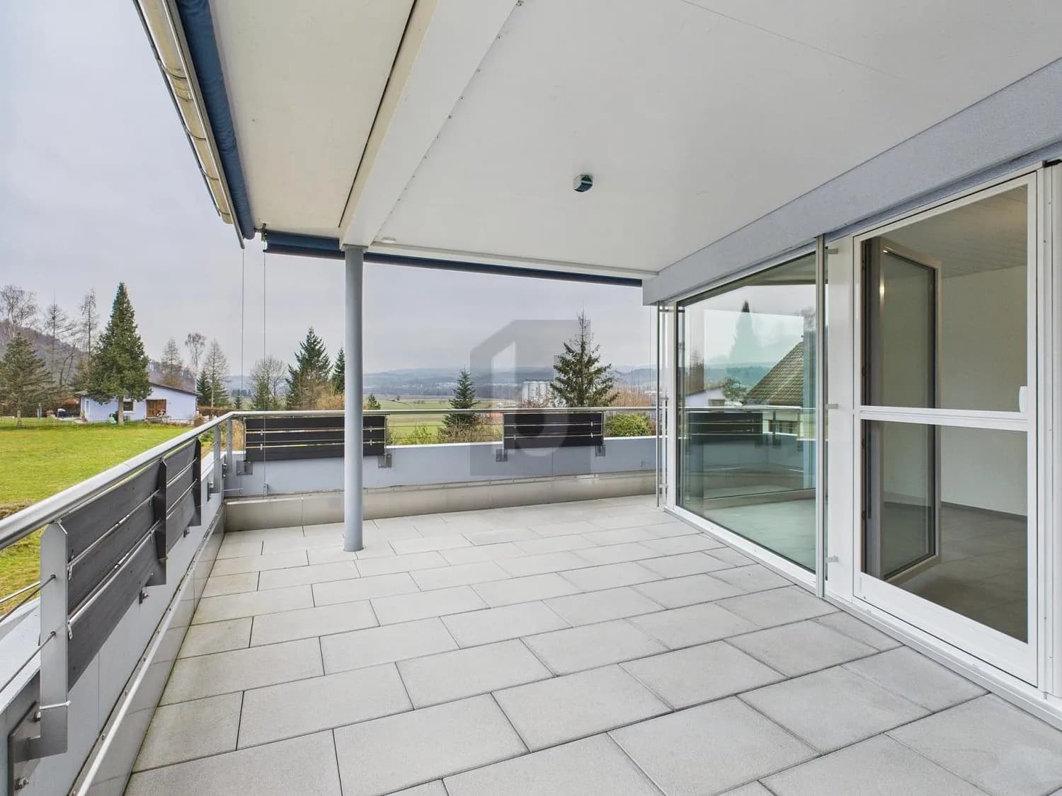 MODERN, MIT GROSSEM BALKON