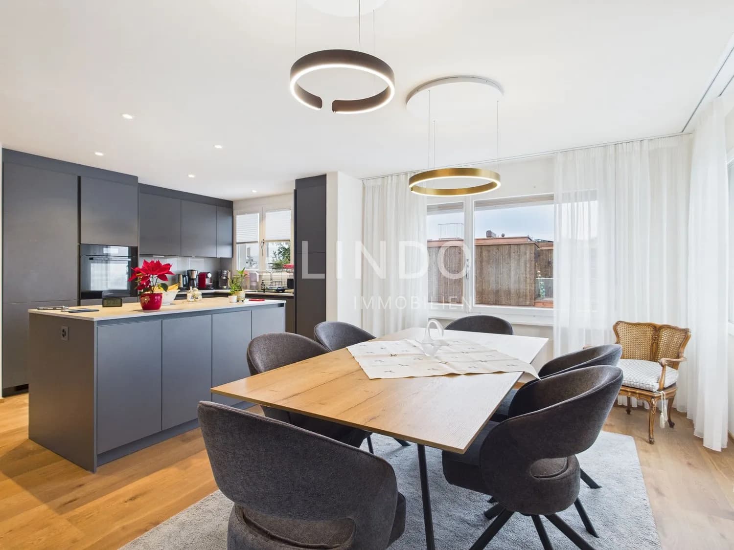 Frisch renovierte 3.5-Zimmer-Gartenwohnung mit Weitsicht in Kilchberg