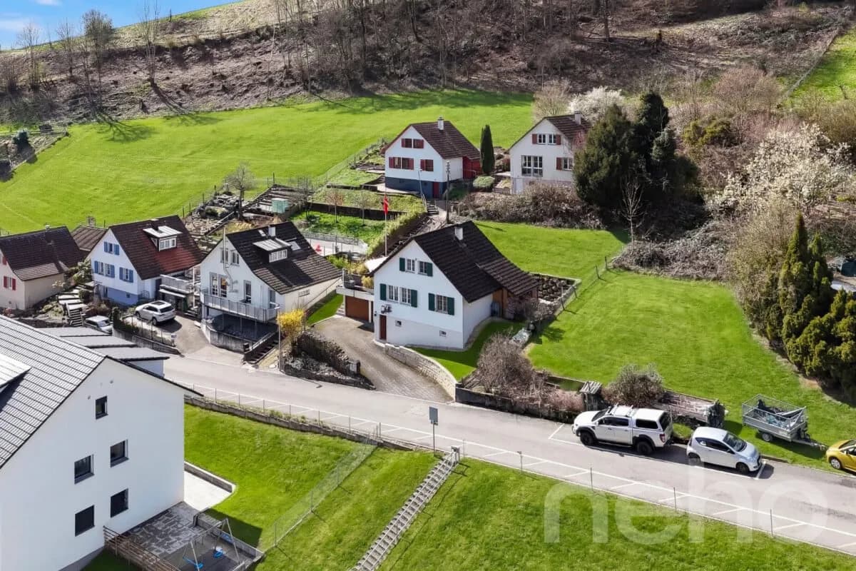 Einfamilienhaus mit 2 Garagen und vielseitigem Raumangebot