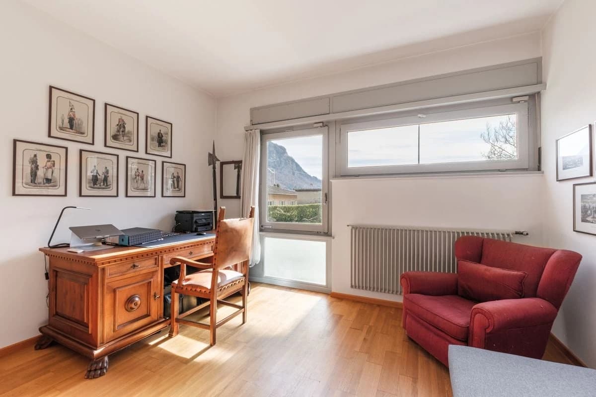 Villa mit grossem Grundstück und Landreserve (R2) / Villa con ampio terreno e riserva edificabile (R2) / Villa with large plot and development reserve (R2)