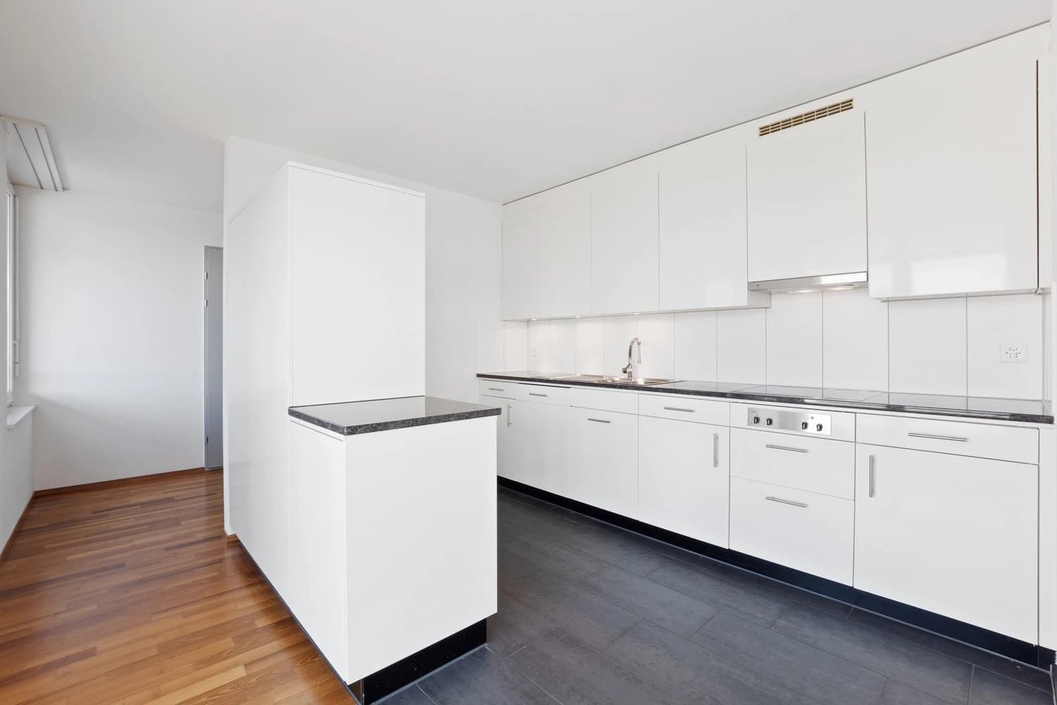 Lichtdurflutete, grosszügige Räume mit grüner Umgebung / Mieten ohne Kaution