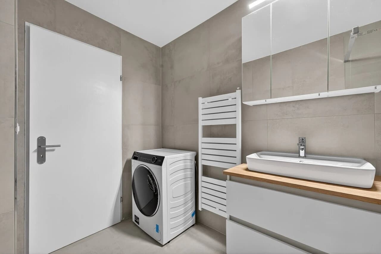 Erstvermietung: 2.5-Zimmer-Wohnung mit 2 Balkonen & Seeblick