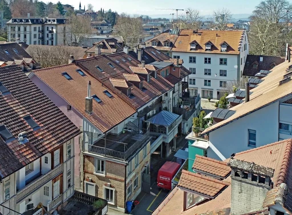 Gschichtsträchtigi Muure mit modernem Inneläbe ir Burgdorfer Autstadt