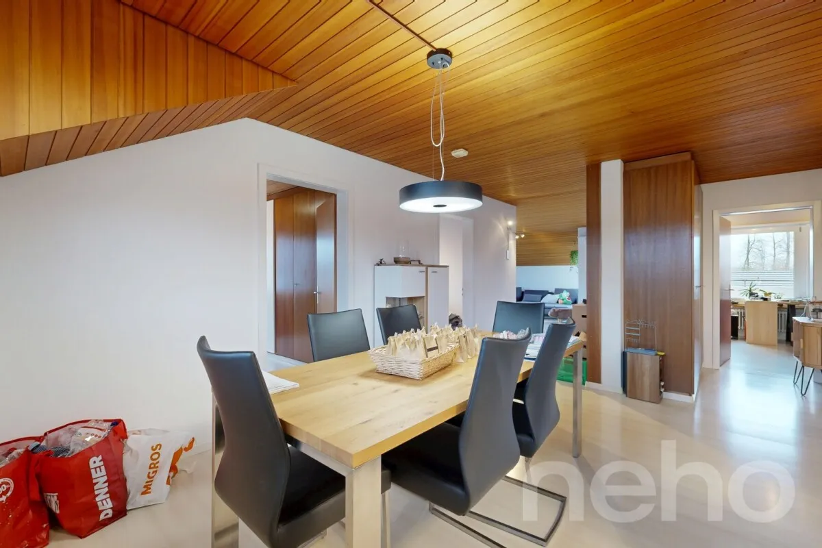 Grosszügige 5.5-Zimmer-Dachwohnung mit Weitsicht an ruhiger Lage