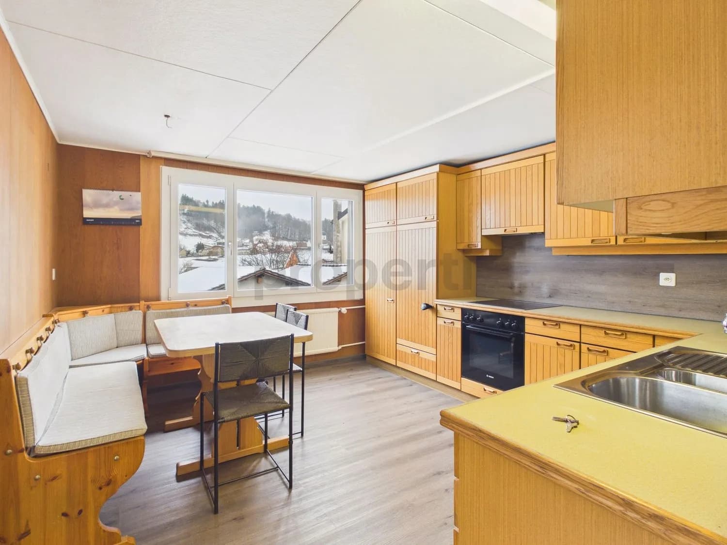 Grosszuegiges 7.5-Zimmer-Einfamilienhaus mit Balkon, Grub