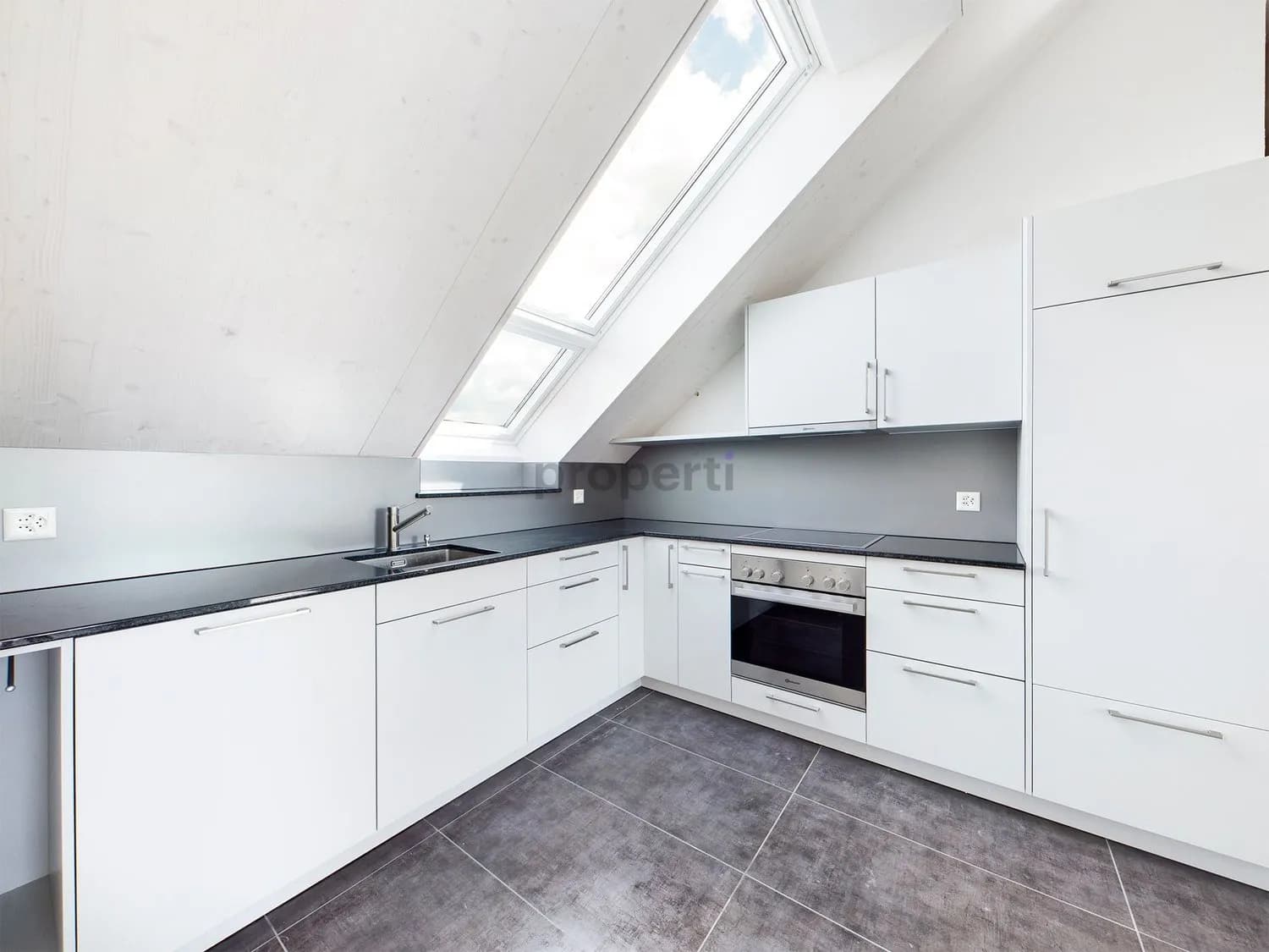 Moderne 3.5-Zimmer-Dachwohnung mit Balkon in Diessbach bei Büren