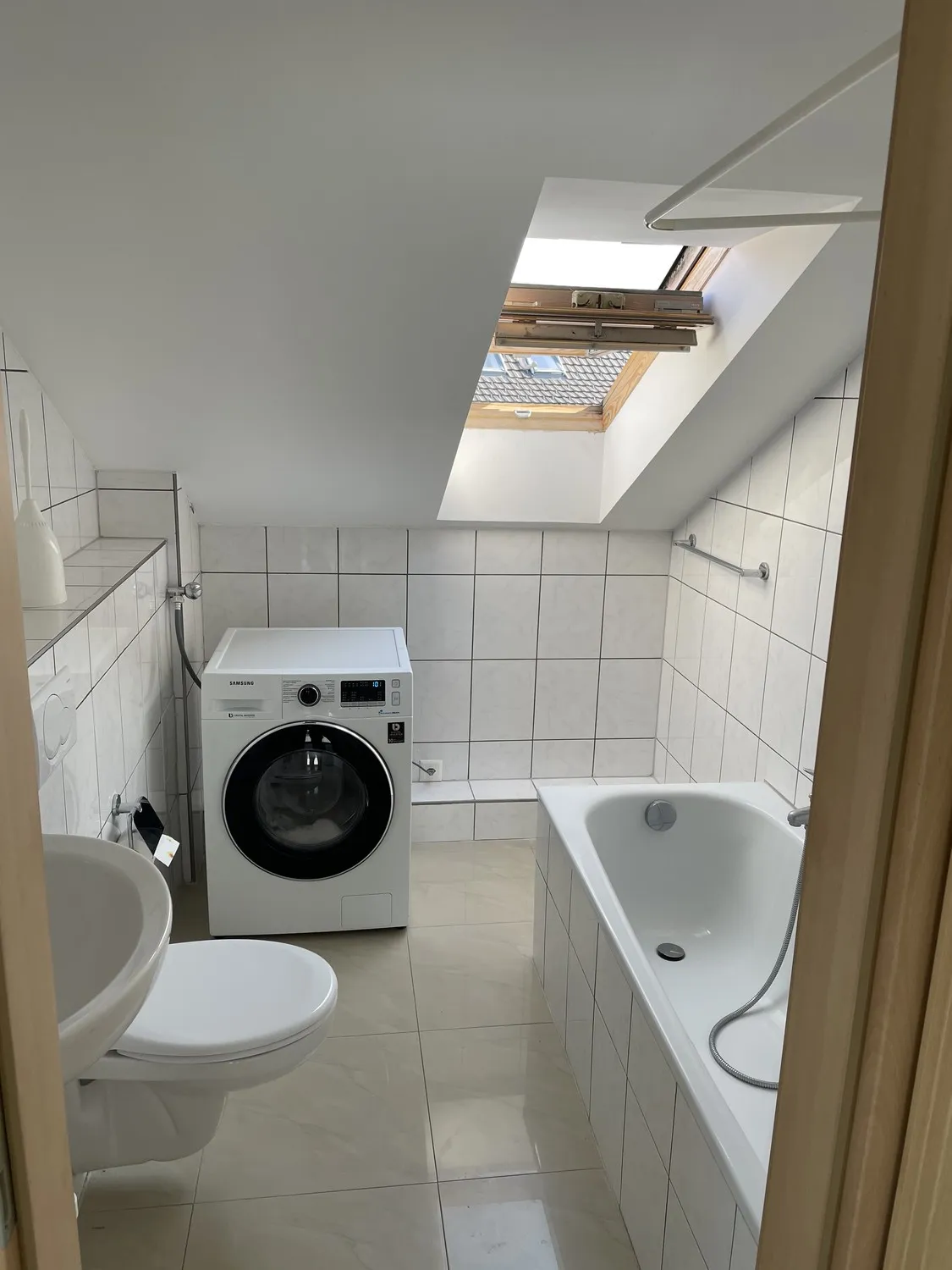 Helle, moderne Dachwohnung mit reizendem Umschwung!