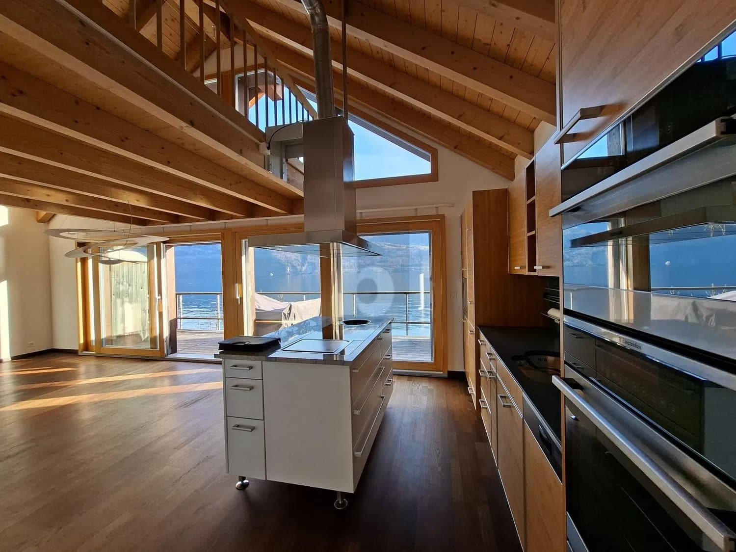 MIT HERRLICHER AUSSICHT AUF SEE UND BERGE