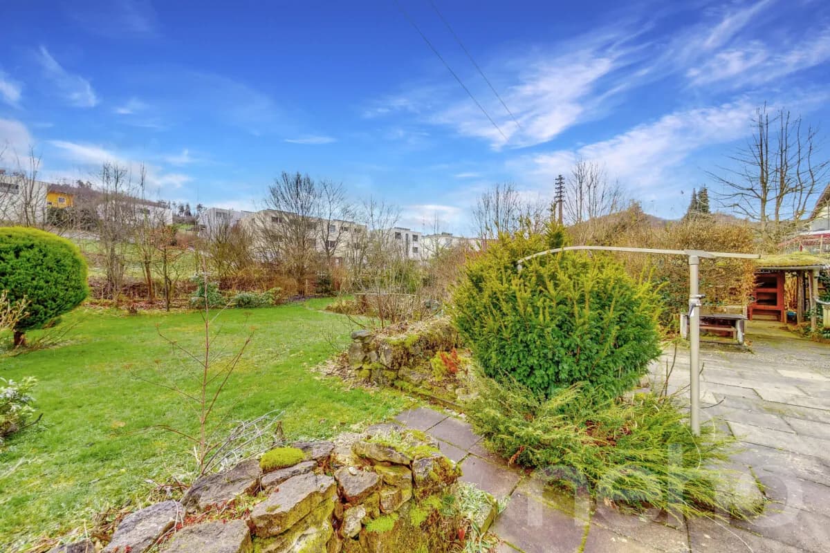 Freistehendes Einfamilienhaus mit grossem Garten und viel Privatsphäre