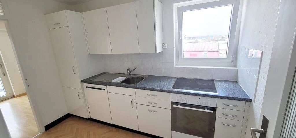 Grosszügig, sonnig und mit ATTRAKTIVEM PARKPLATZANGEBOT!