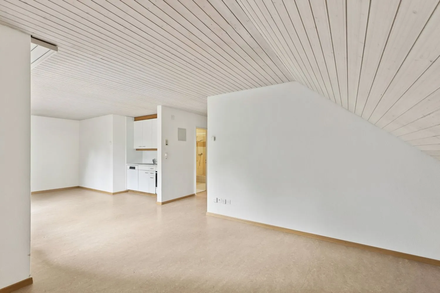 Für Dachwohnungen-Liebhaber! *Mieten ohne Kaution*