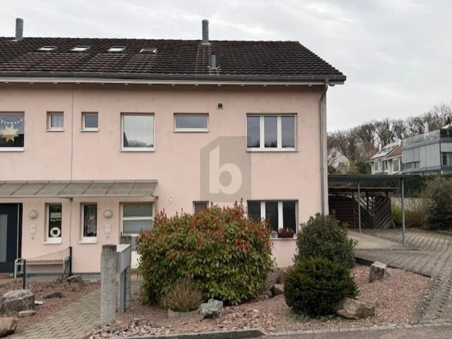 LICHTDURCHFLUTET MIT BALKON UND SCHWEDENOFEN