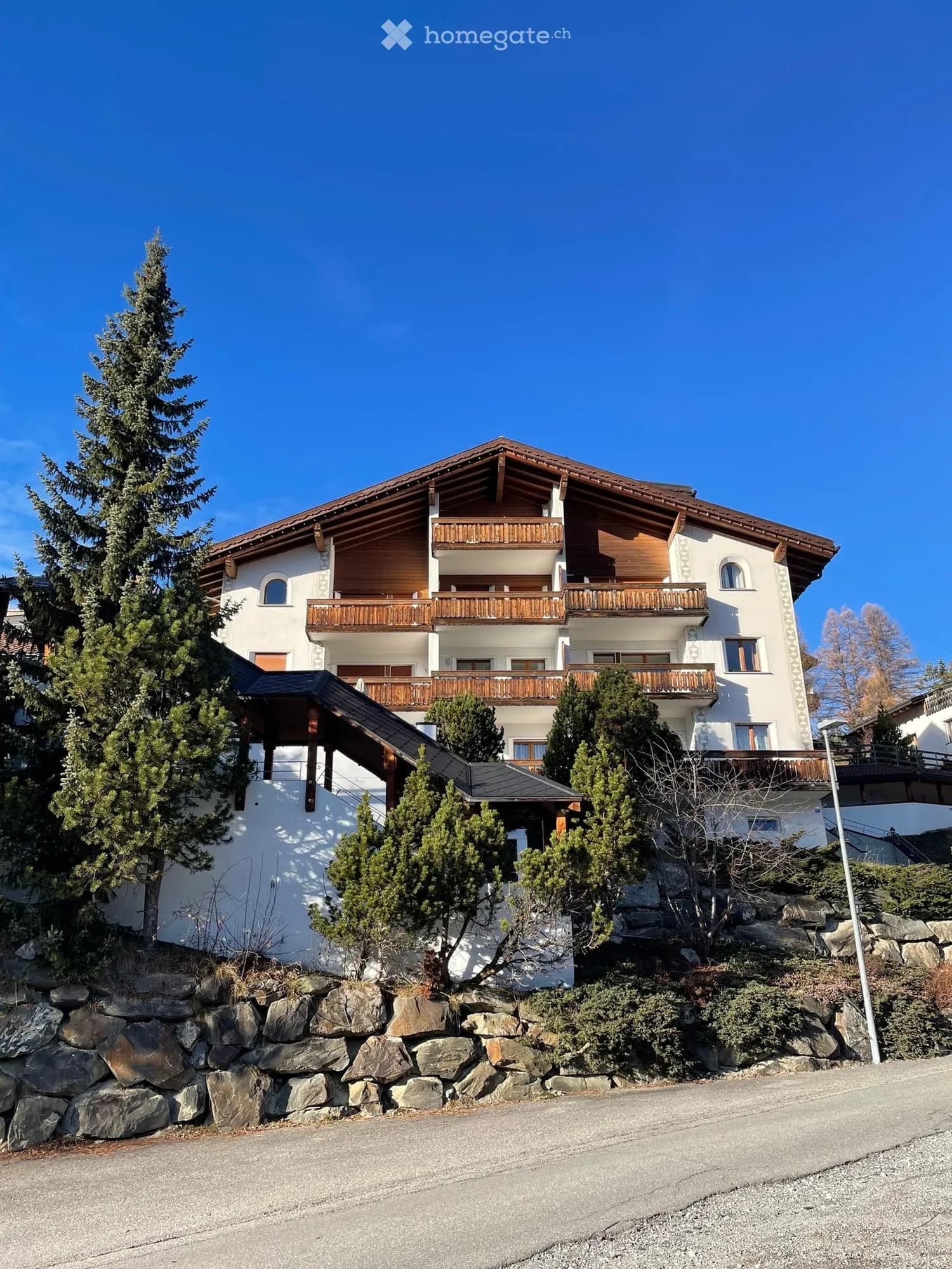 Helle 2.5-Zimmer-Wohnung mit Balkon, Salouf