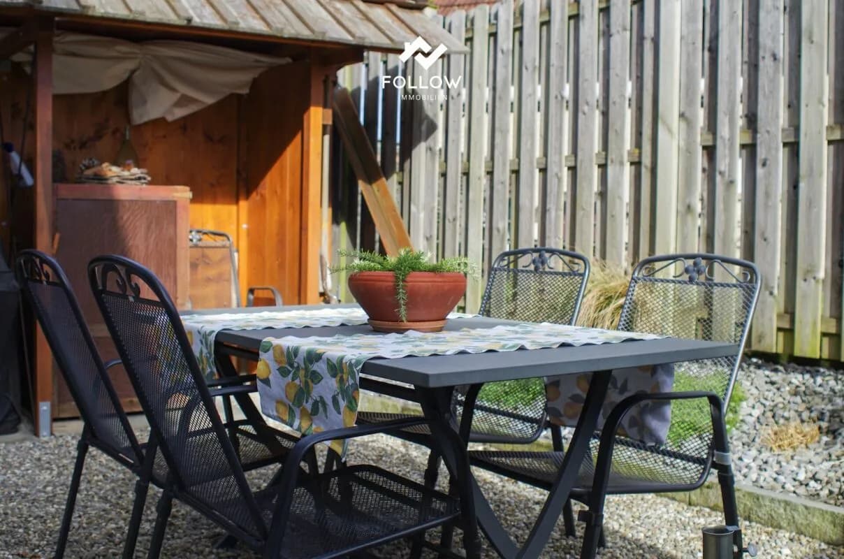 Eckhaus mit privatem Gartenparadies