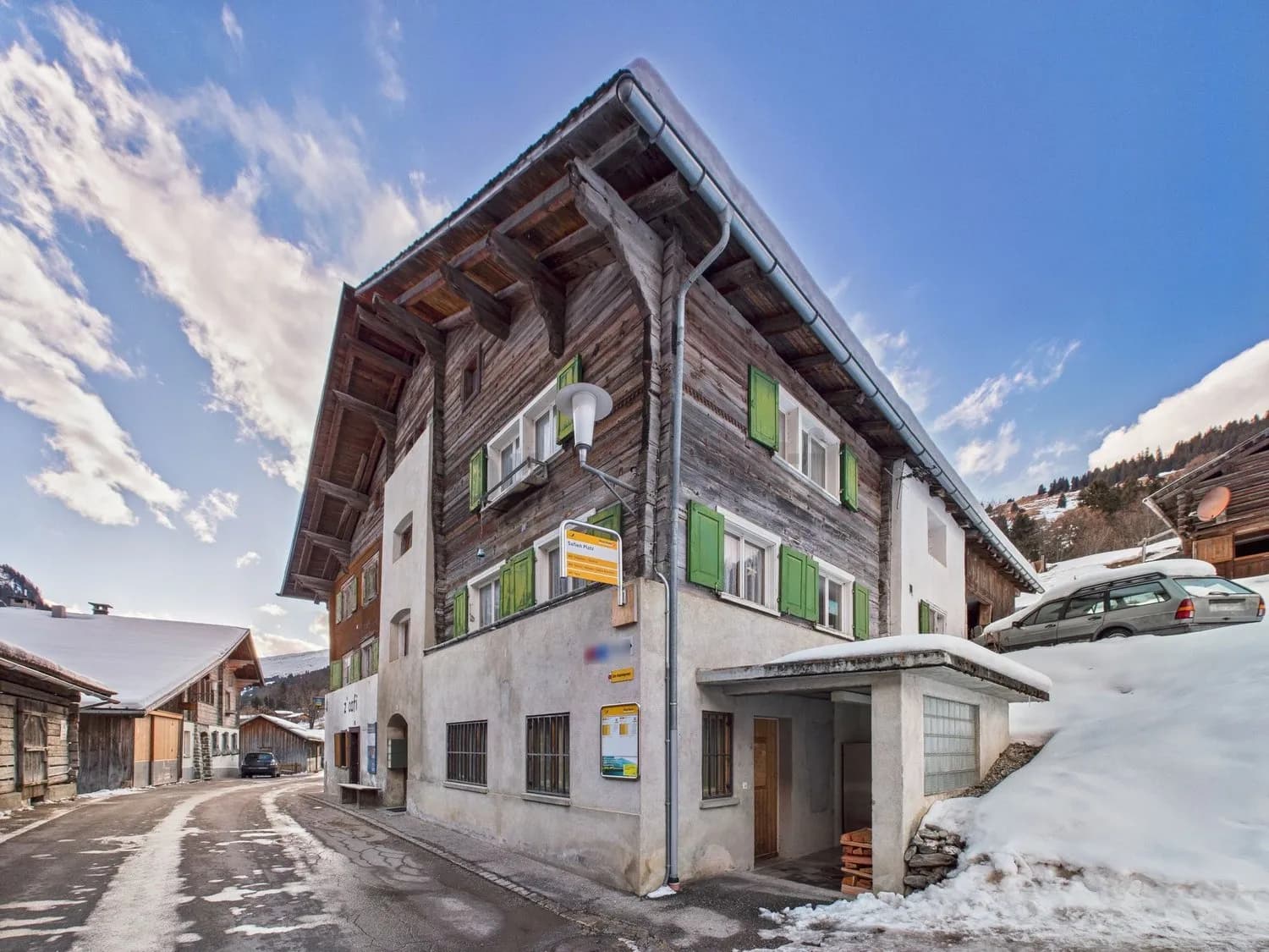 Charmantes 12-Zimmer-Einfamilienhaus mit Gewoelbekeller, Safien Platz