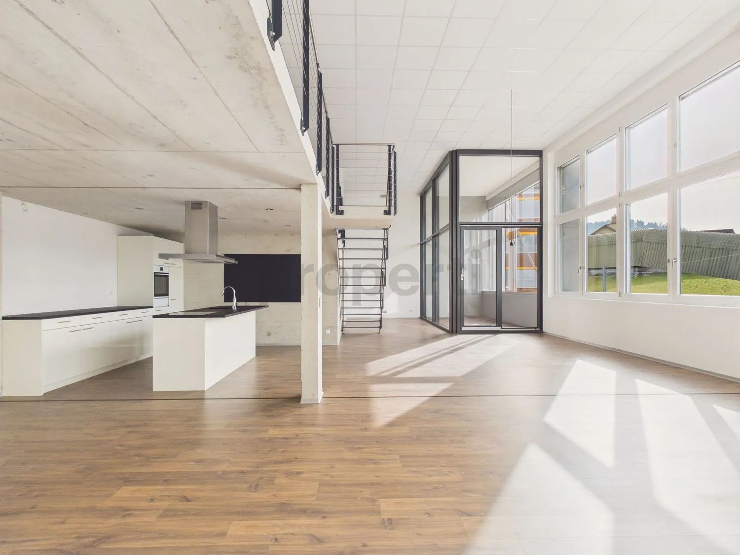 Helle Loft-Wohnung mit Balkon und Galerie