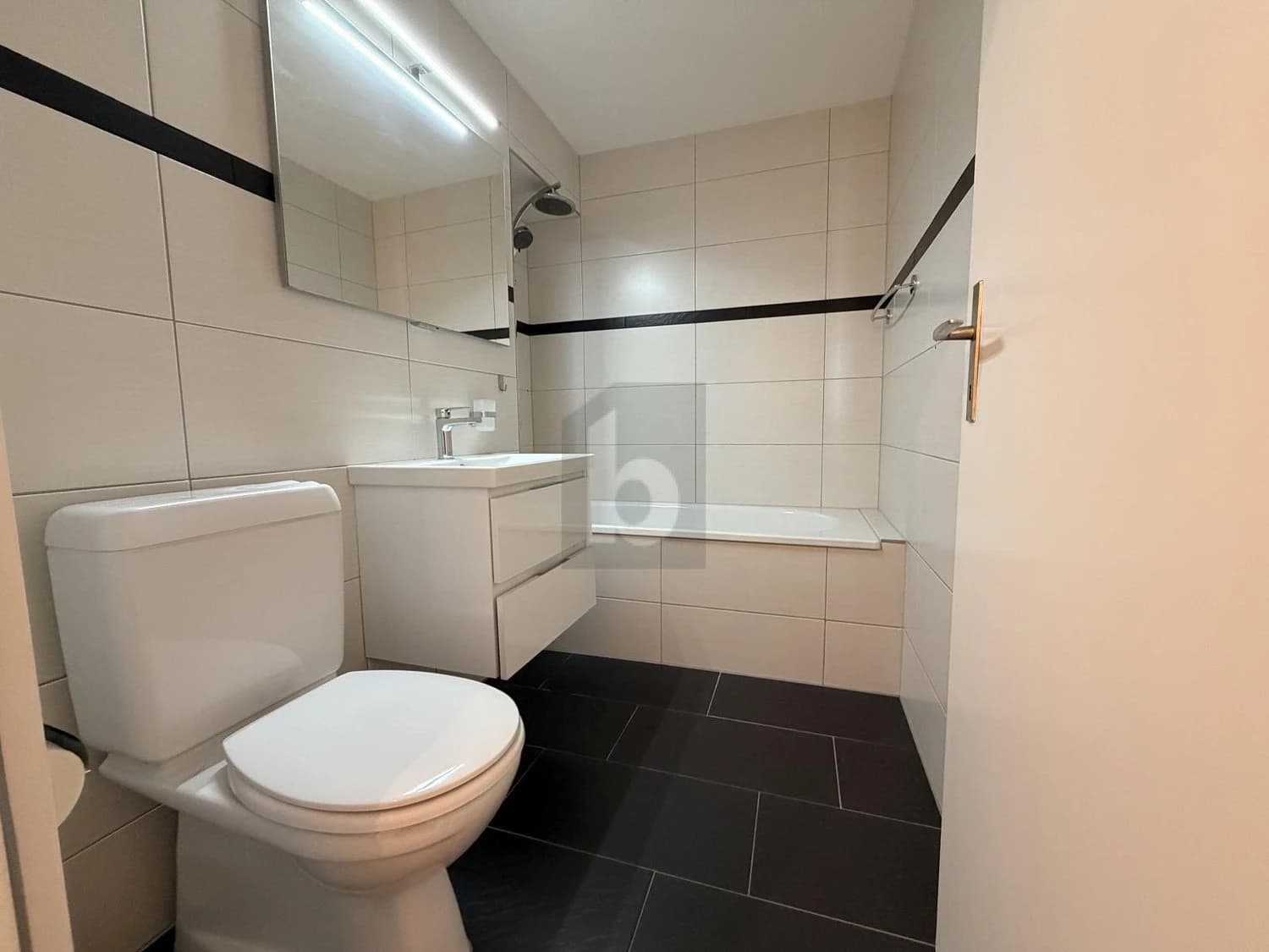 FRISCH RENOVIERT UND LICHTDURCHFLUTET!