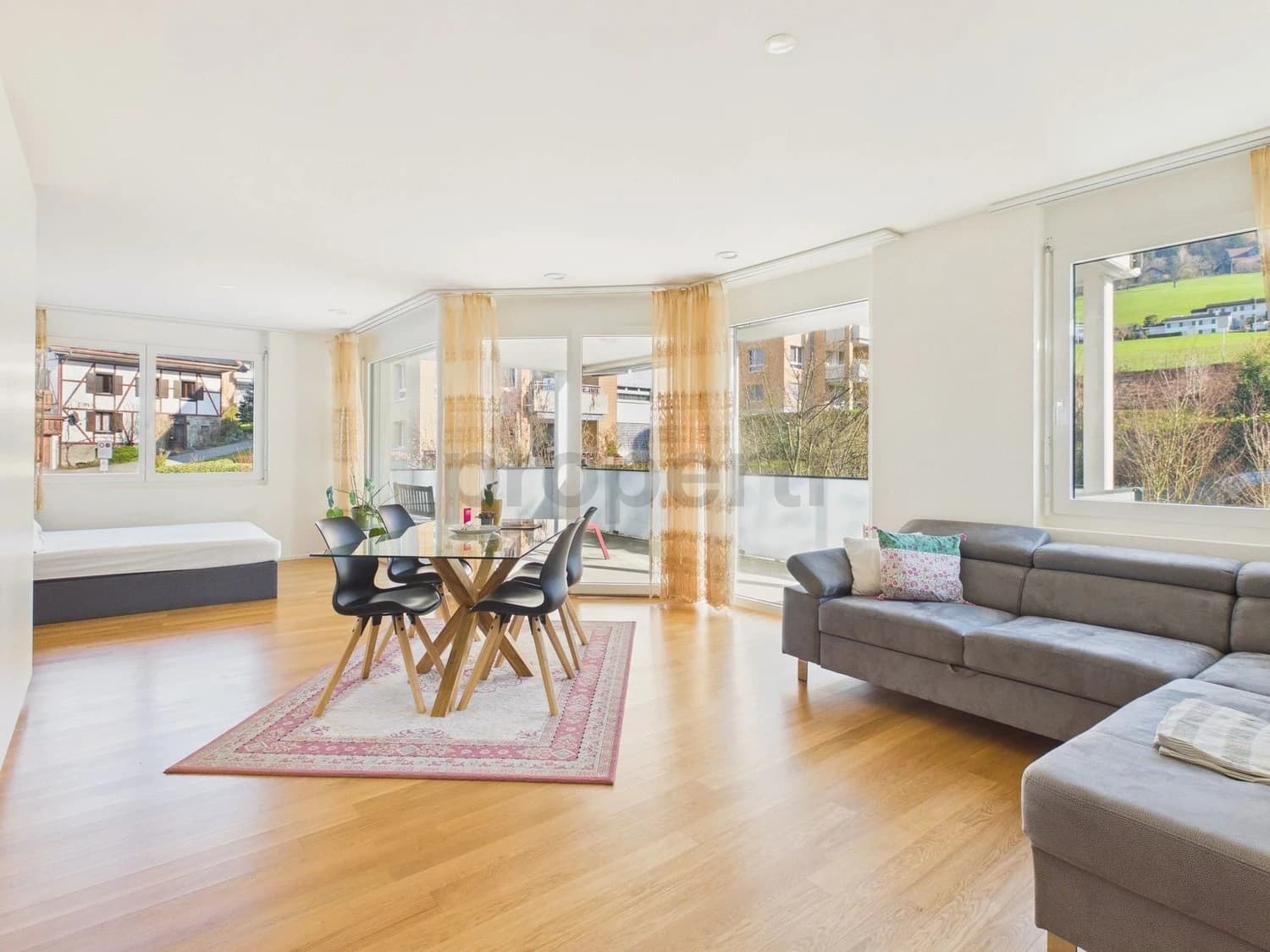 Elegante 2.5-Zimmer-Möblierte Wohnung mit Balkon, Ebikon