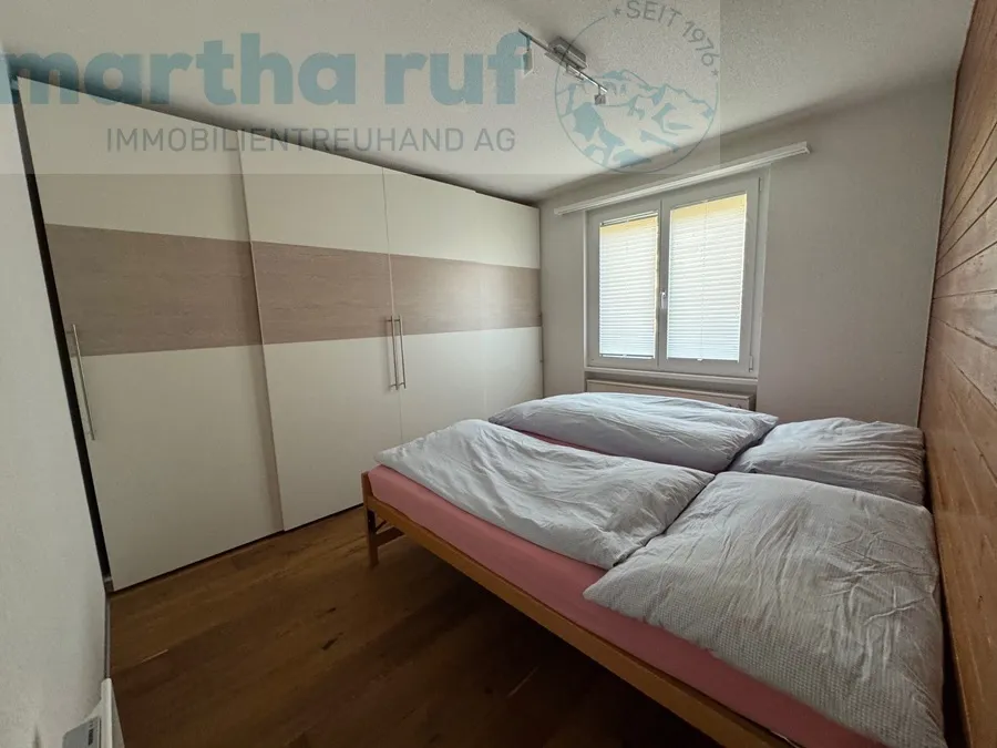 ruhige & moderne 2.5-Zim.-Ferienwohnung mit grossem Eckbalkon