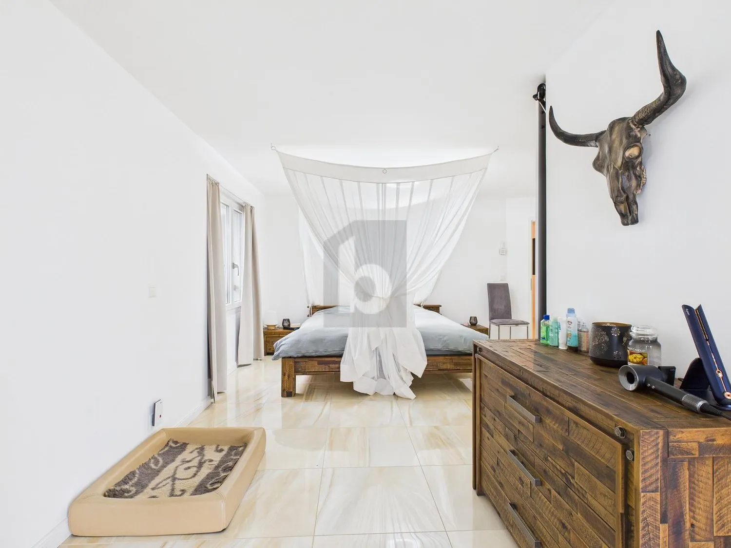 GEHOBENER STANDARD MIT SEHR GROSSEM GARTEN