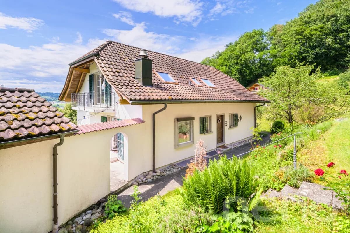 Grosszügiges Einfamilienhaus mit Weitblick und traumhaftem Garten