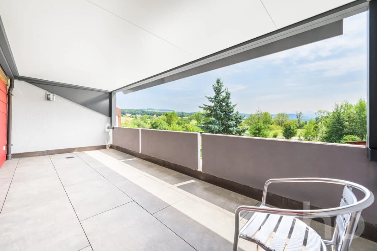 Moderne Doppelhaushälfte mit grossem Umschwung