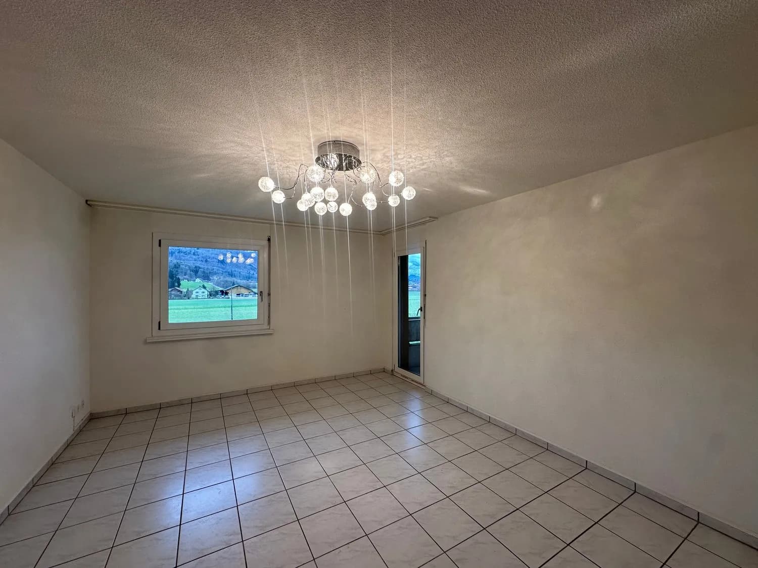 Steuergünstige und helle 3.5-Zimmer Wohnung mit Balkon und freiem Blick ins Grüne in Däniken