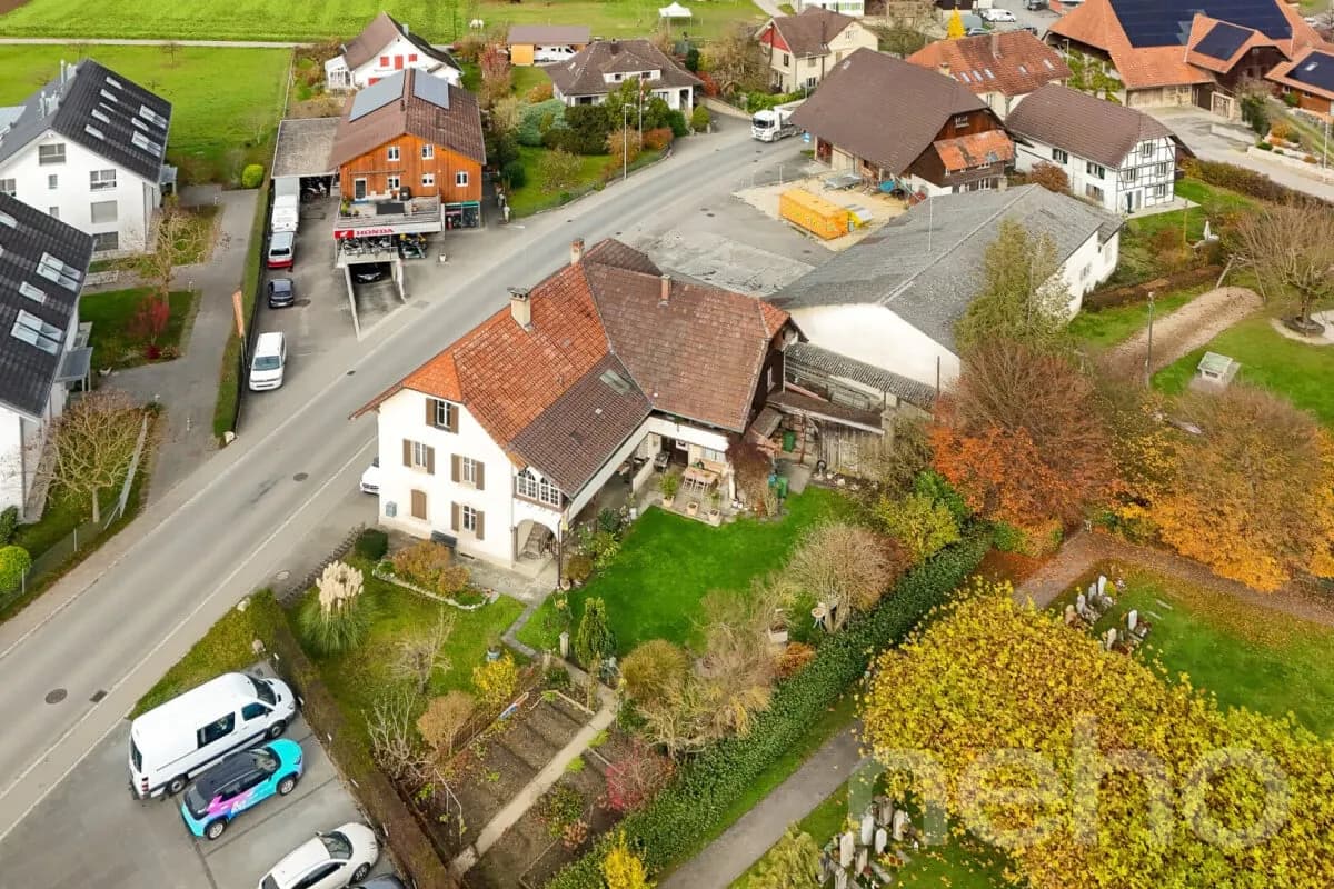 Charmantes Zweifamilienhaus mit Potenzial in Kappelen