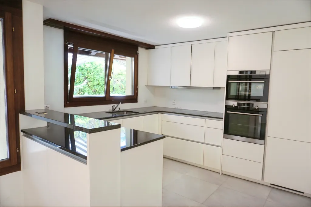 Moderne 4.5-Zimmer-Maisonette mit wunderbarer Seesicht in Wollerau