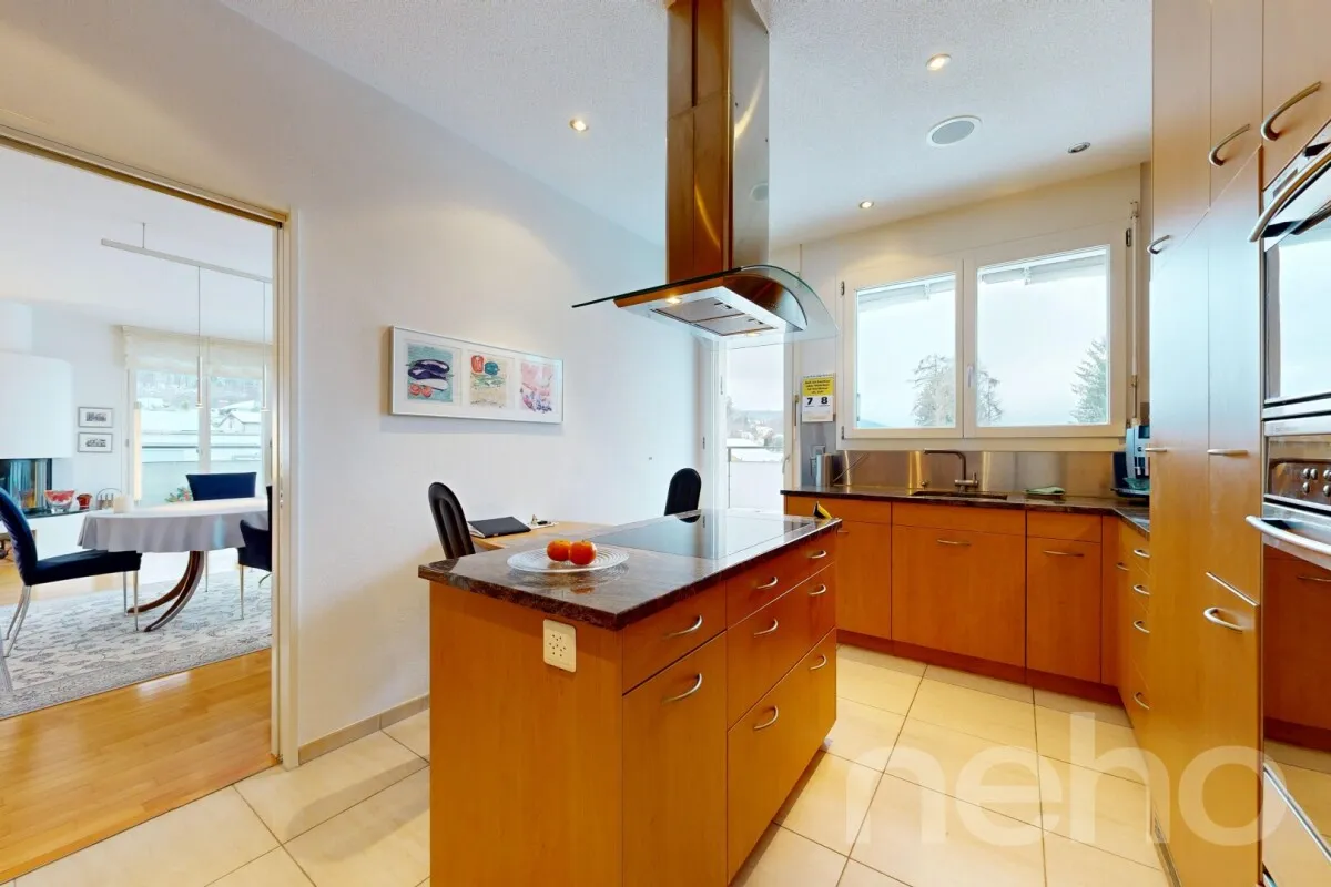 Sonniges Attika-Juwel: Direkter Liftzugang, Cheminée & Panoramasicht