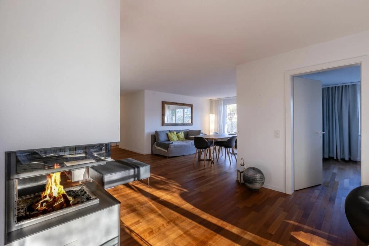 Grosse Sonnenterrasse plus Cheminée im exklusives Terrassenhaus beim Lindli