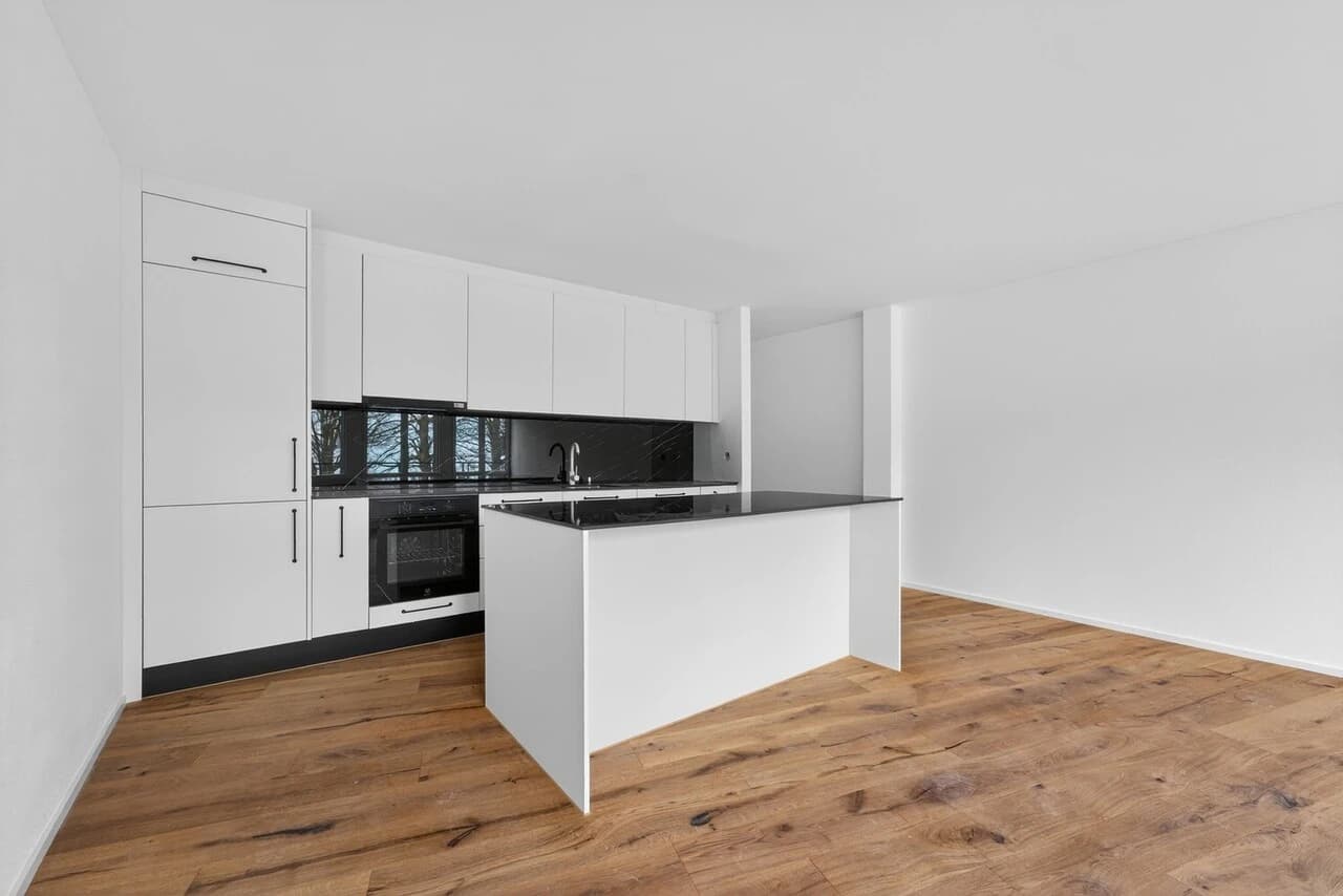 Erstvermietung: Kernsarnierte 3.5-Zimmer-Wohnung mit Berg & Seeblick