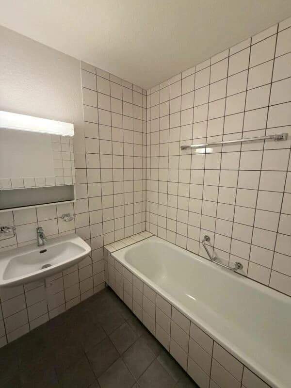 Schöne, helle 4-Zimmer-Wohnung mit Balkon & Bergsicht an zentraler Lage in Chur